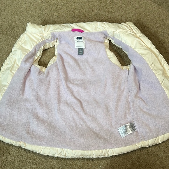 Old Navy Unisex Water-Resistant Frost Free Puffer Vest - Picture 6 of 9